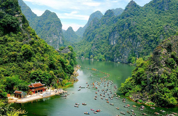 Quần thể danh thắng Tràng An gồm sông núi, các hang động và thuyền bè tấp nập ngược xuôi như một bức tranh sơn mài.