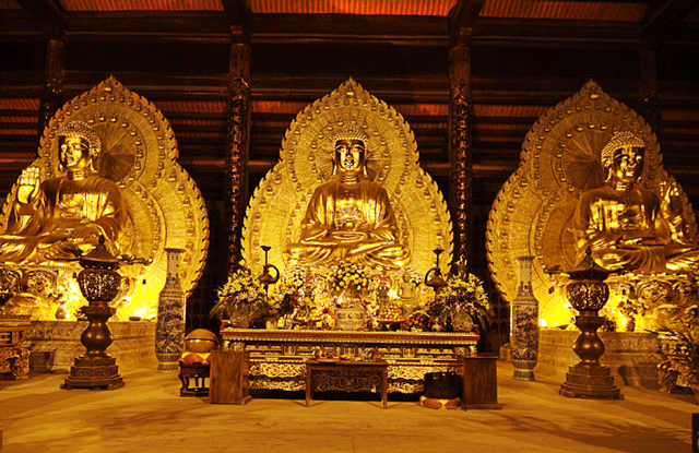 Rất nhiều tượng đồng Phật Tổ quan âm mạ vàng