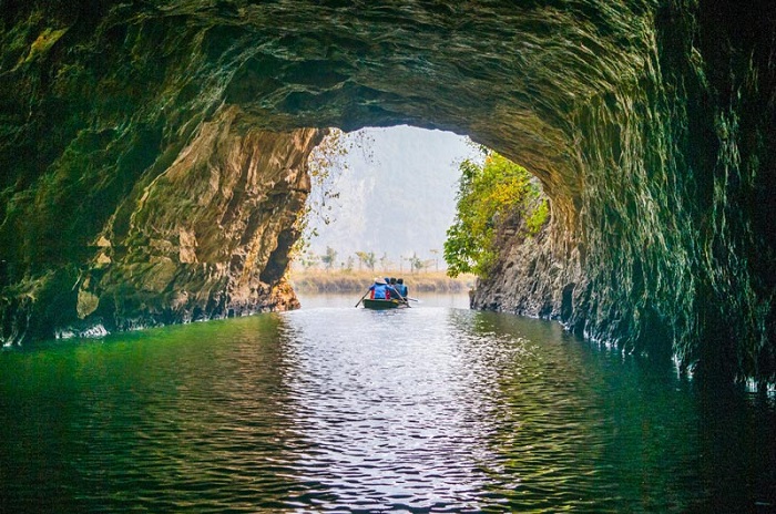 Đến Tràng An, du khách sẽ có dịp ngồi thuyền qua những hang động độc đáo